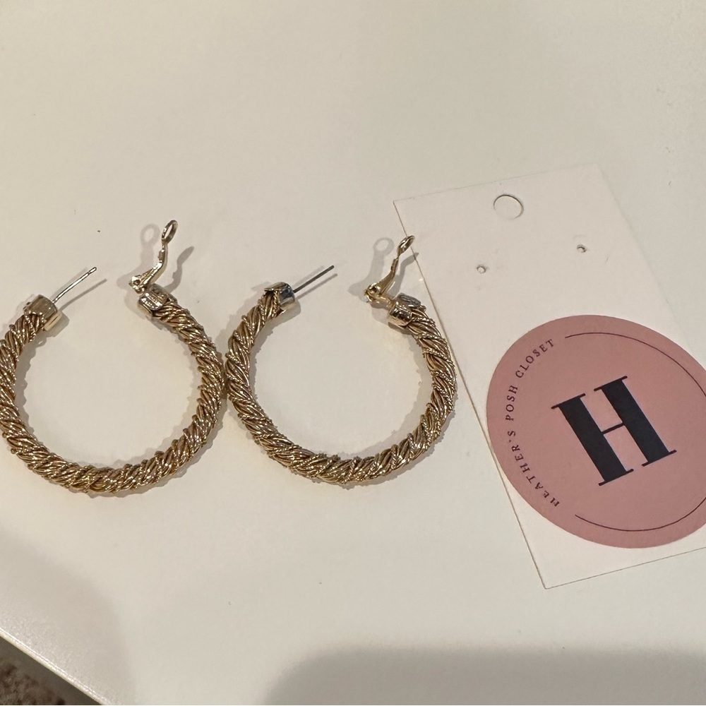 Large fun gold hoop earrings, clip - Picture 4 of 8